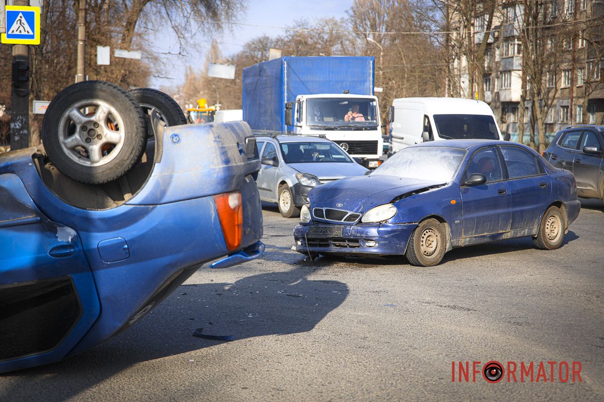 В Днепре на Богдана Хмельницкого Dacia столкнулась с Daewoo В Днепре на Богдана Хмельницкого Dacia столкнулась с Daewoo