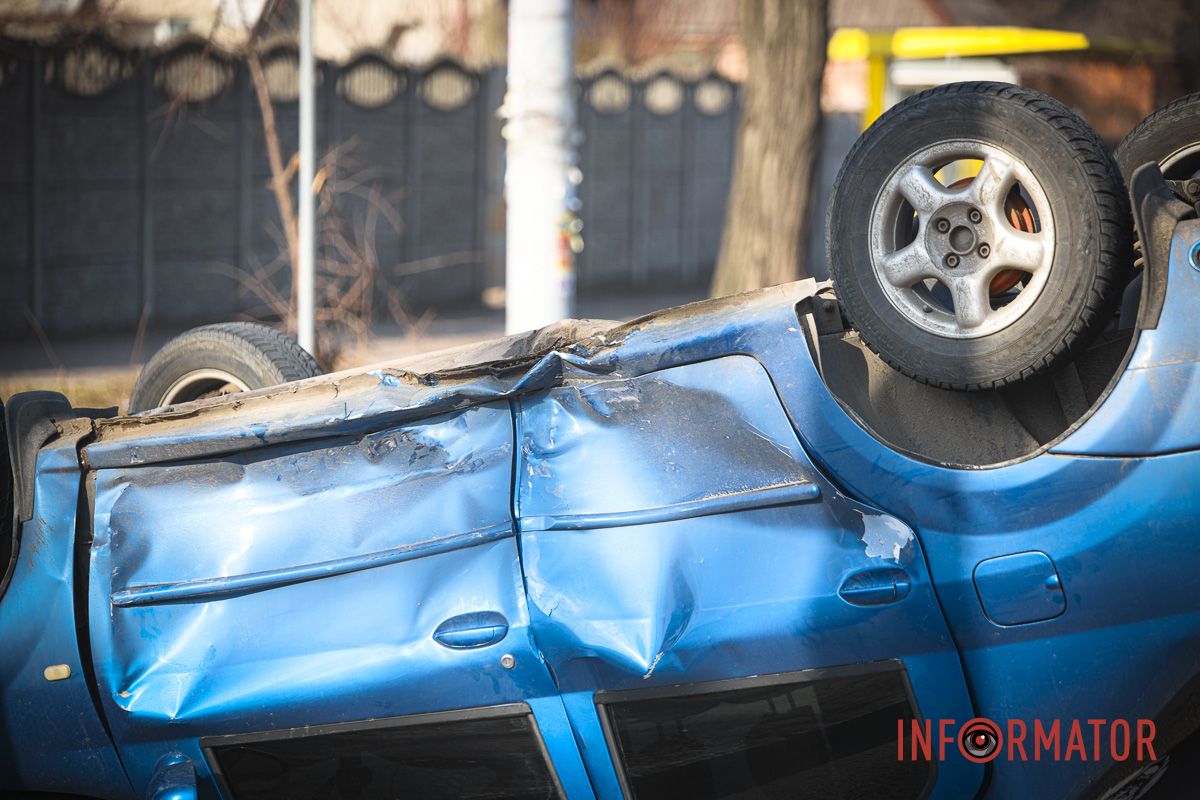 По состоянию на 14.45 на место аварии прибыли полицейские, они оформляют ДТП По состоянию на 14:45 на место аварии прибыли полицейские, они оформляют ДТП