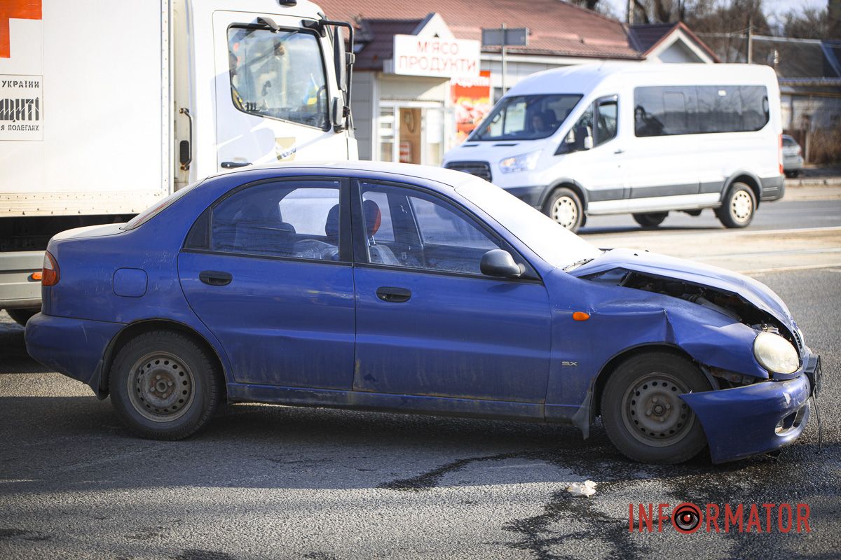 Когда Dacia пыталась вернуть на улицу Победы - произошло столкновение и автомобиль опрокинулся на крышу Когда Dacia пыталась вернуть на улицу Победы - произошло столкновение и автомобиль опрокинулся на крышу