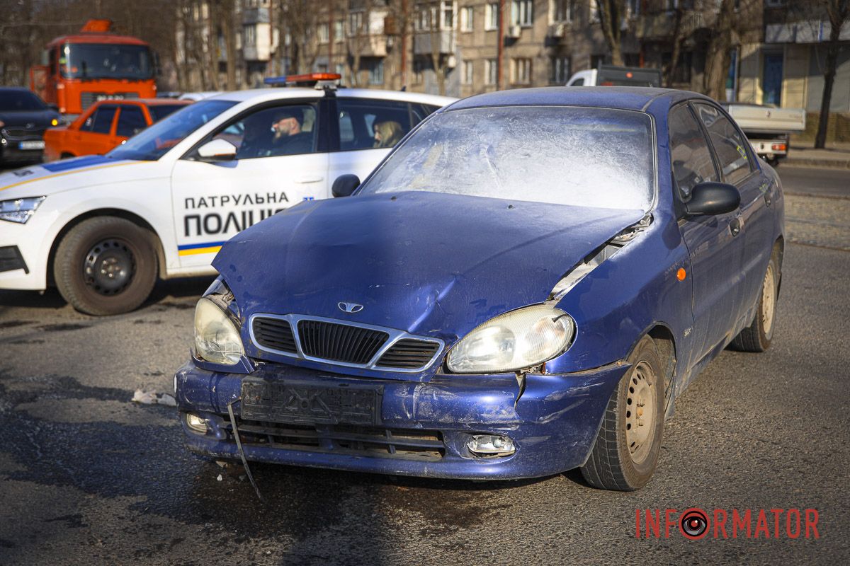 На дороге обломки транспортных средств На дороге обломки транспортных средств