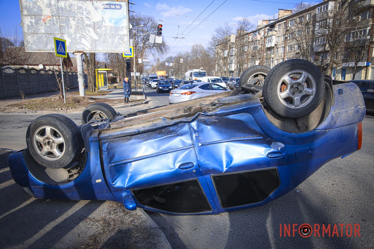 Daewoo находится на проспекте и занимает правую полосу в направлении Бориса Кротова Daewoo находится на проспекте и занимает правую полосу в направлении Бориса Кротова