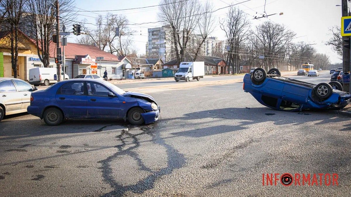 У Дніпрі на Богдана Хмельницького Dacia зіткнулась з Daewoo та перекинулась на дах: потрібна допомога свідків