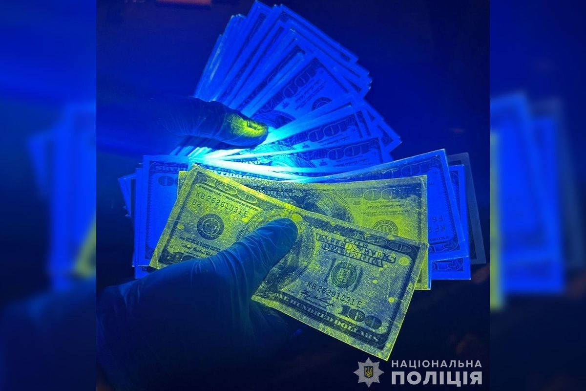 Зловмисника затримали 4 березня на вулиці Олеся Гончара, коли він отримував 15 тисяч доларів