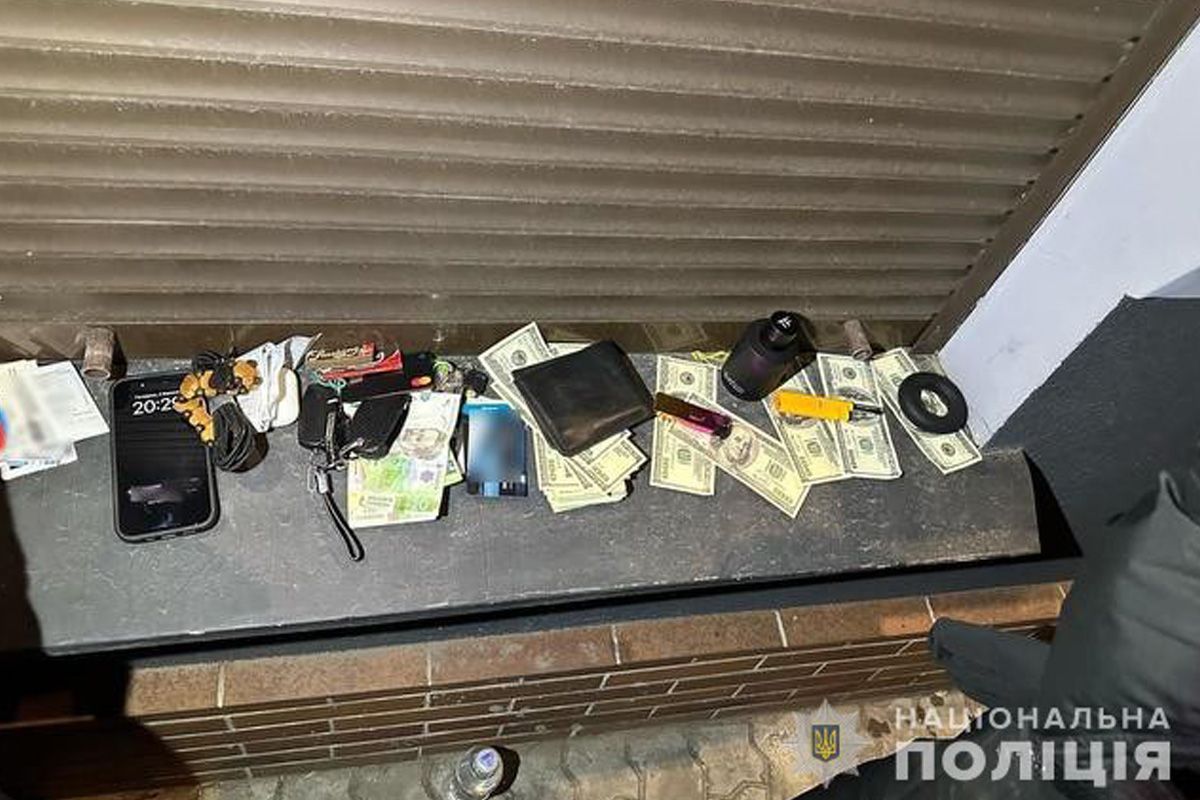 У Дніпрі 24-річний чоловік погрожував потерпілому та вимагав в нього майже 80 тисяч доларів