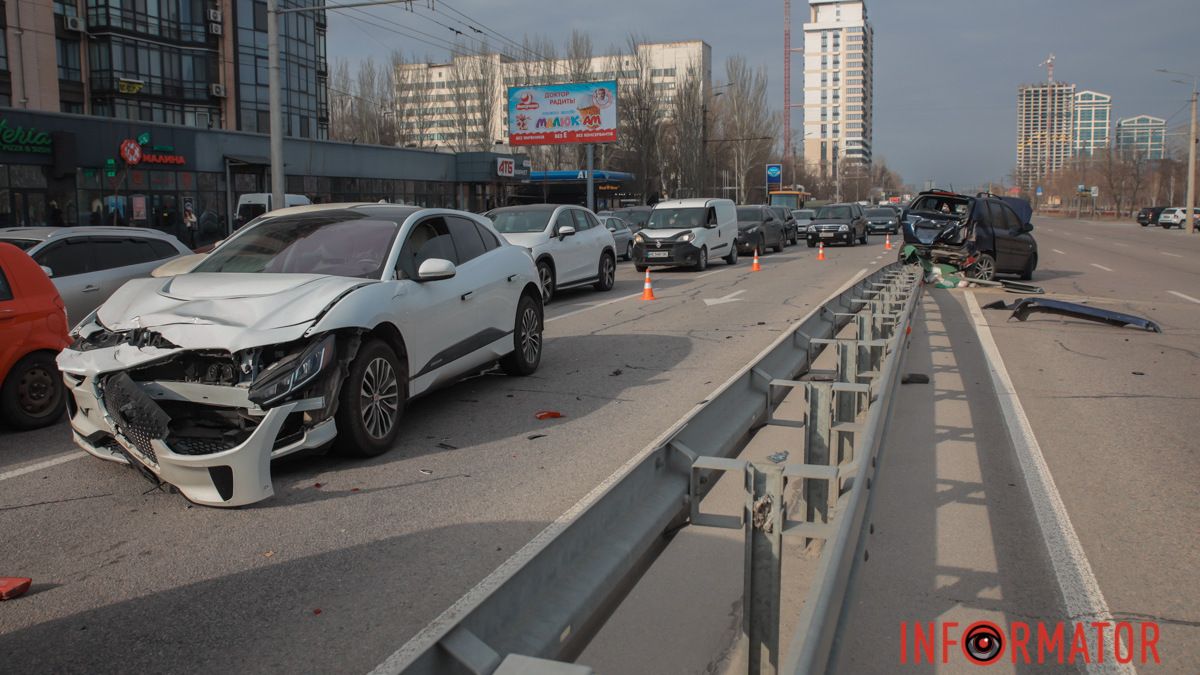 У Дніпрі на Набережній Перемоги Jaguar врізався в Hyundai, той залетів на відбійник: постраждав чоловік, утворився великий затор