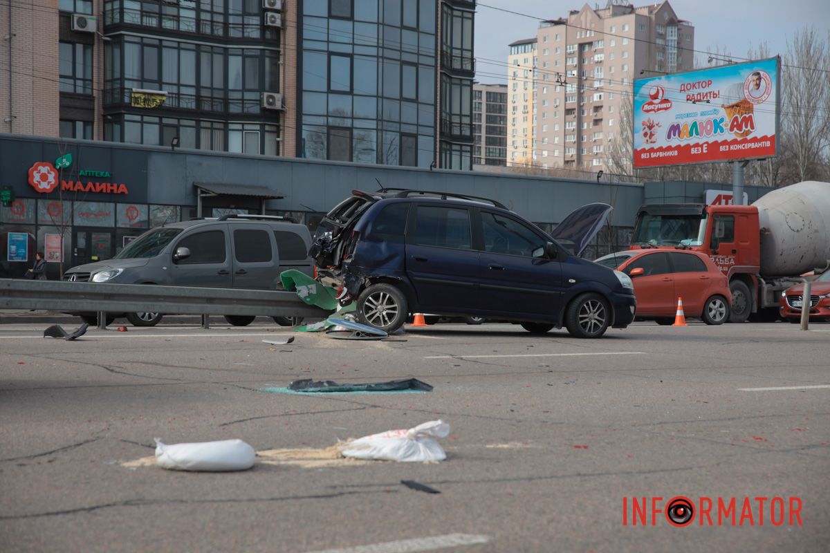 Від удару Hyundai залетів на відбійник