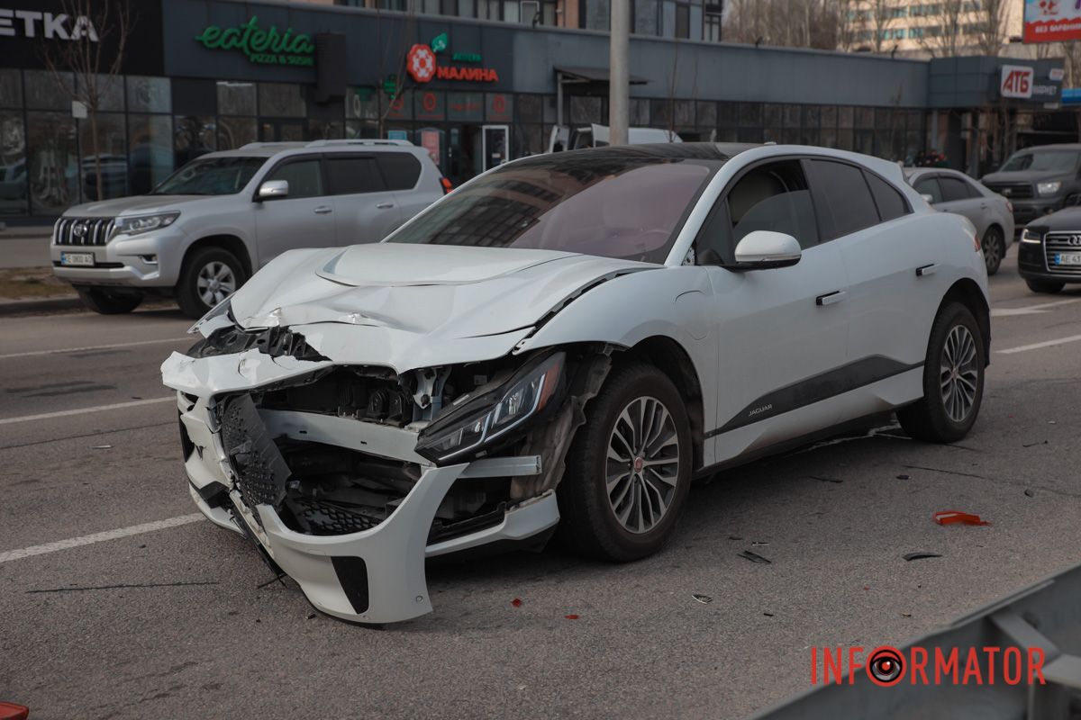 У середу, 6 березня, у Дніпрі на Набережній Перемоги, 42, сталася аварія