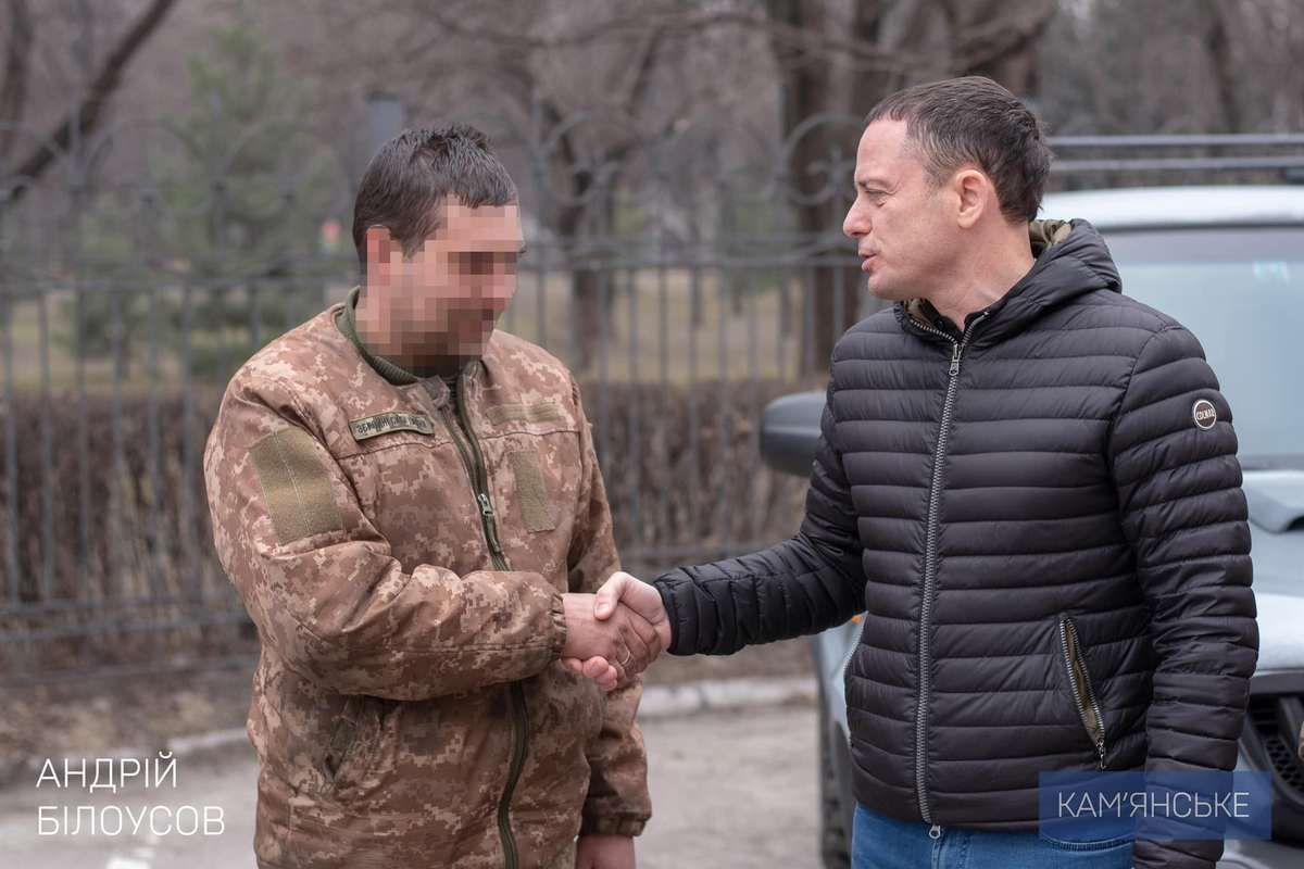 Міський голова Кам’янського передав позашляховик підрозділу ППО Міський голова Кам’янського передав позашляховик підрозділу ППО