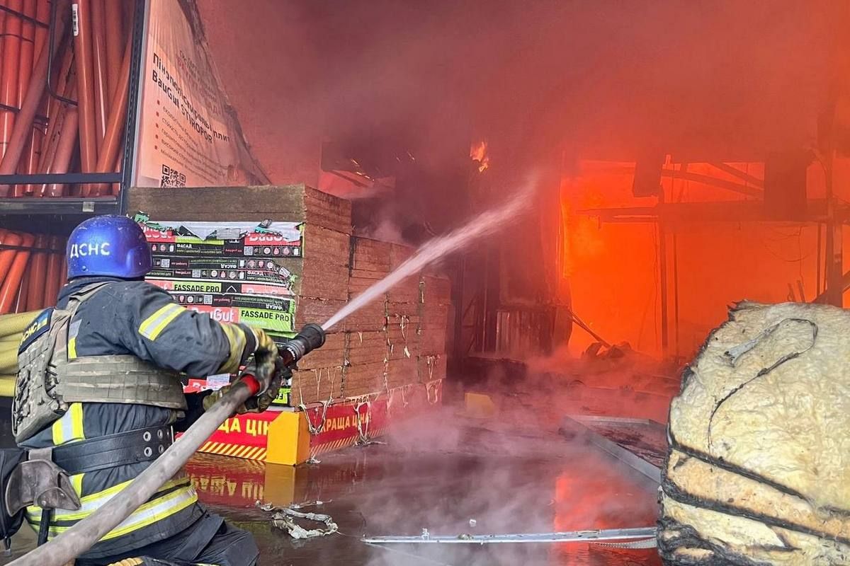 В Никополе занялся ТЦ. Обошлось без пострадавших