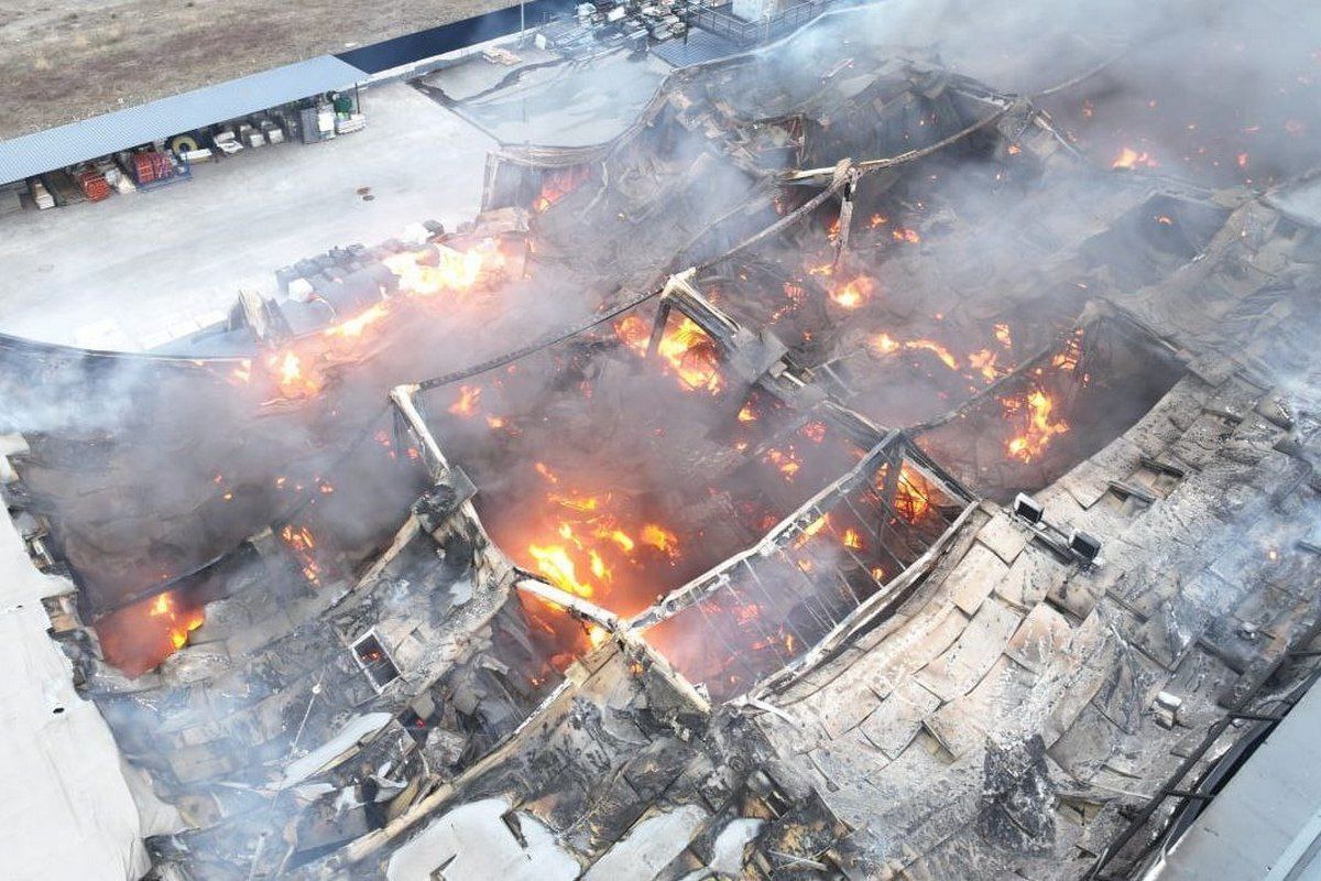 Площадь пожара - 4000 квадратных метров