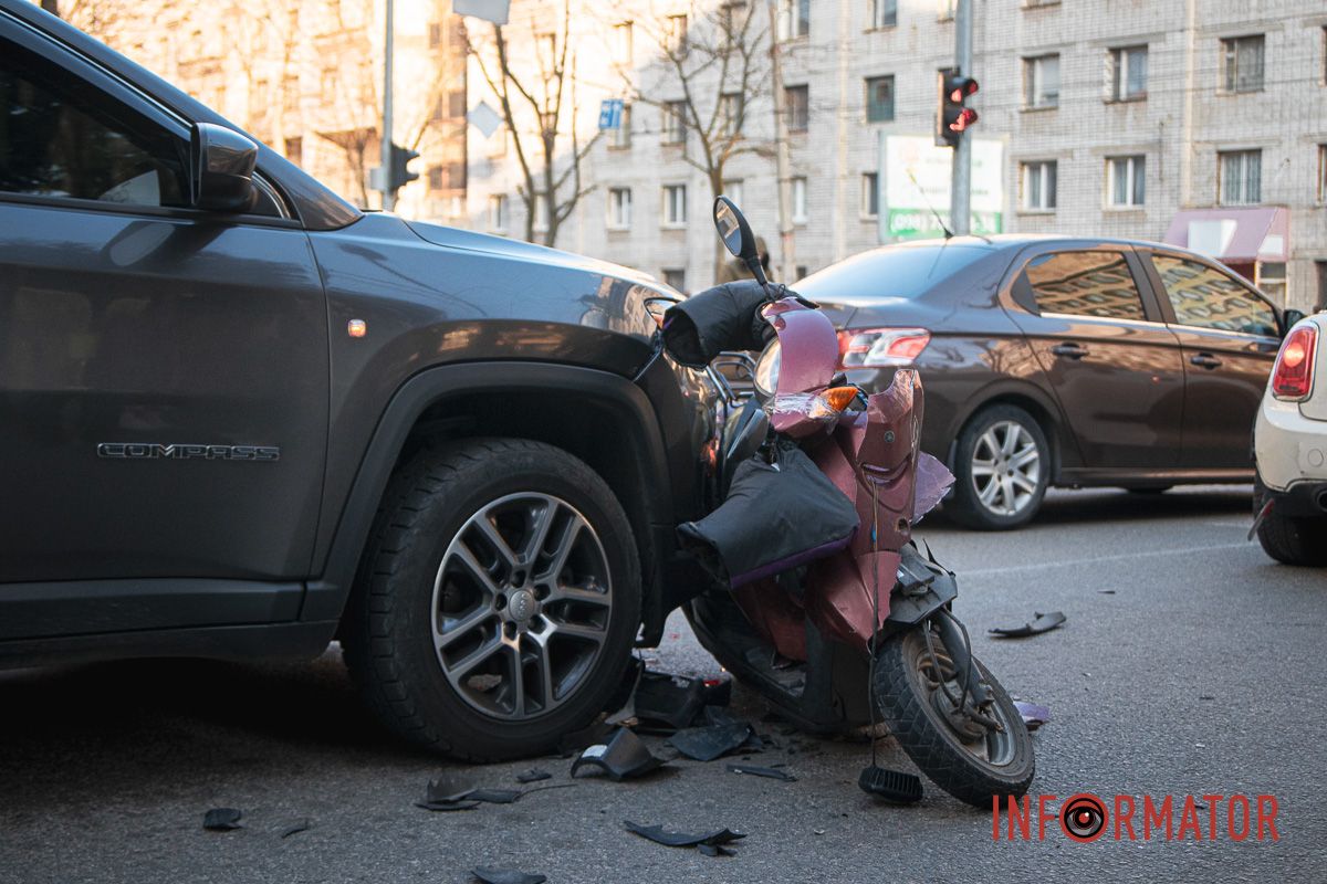 Скутер затисло між двома автівками Скутер затисло між двома автівками