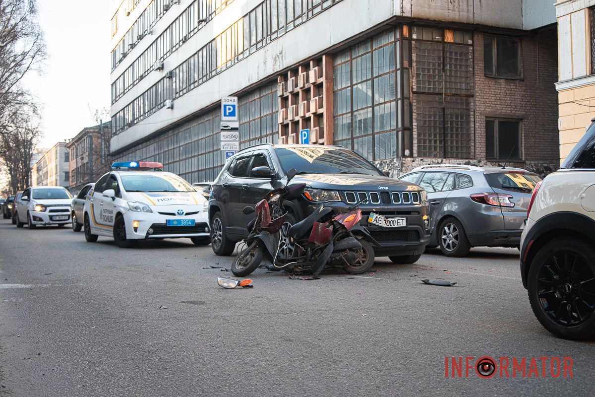 Позаду Mini Cooper стояв скутерист Позаду Mini Cooper стояв скутерист