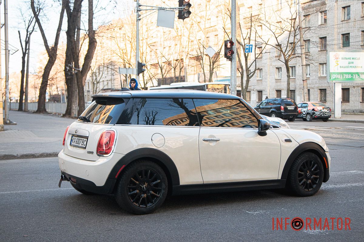 Водійка Mini Cooper здавала назад Водійка Mini Cooper здавала назад