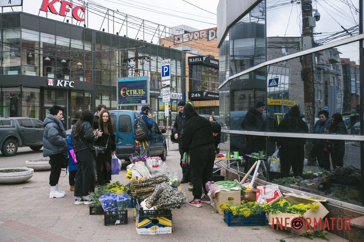 Продают цветы вблизи книжного рынка