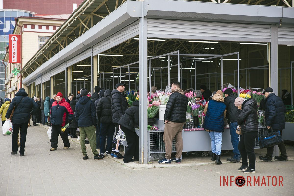 Площадка по продаже цветов вблизи "Озерки"