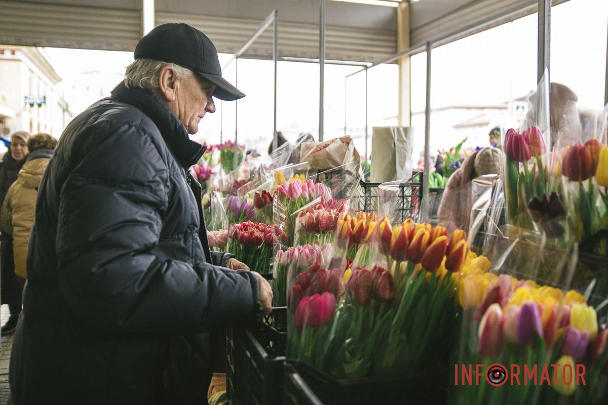 Люди дарят цветы своим любимым и близким