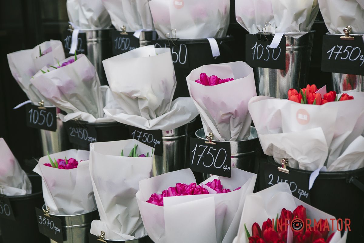 Самый дешевый вариант здесь стартует от 1050 гривен за букет тюльпанов