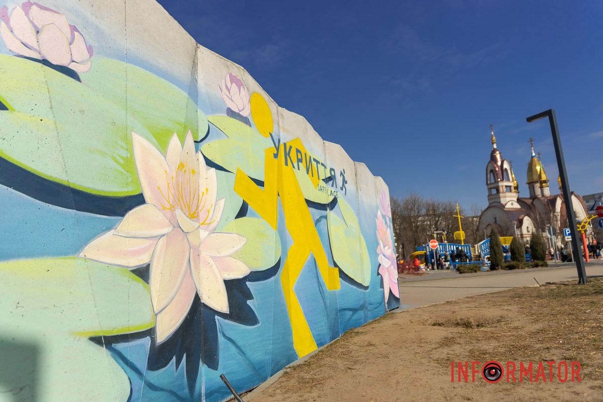 Теперь модульное укрытие украшают цветущие лотосы Теперь модульное укрытие украшают цветущие лотосы