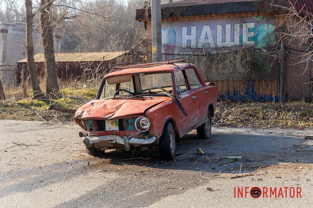 Дорогою у нього лопнуло праве колесо, внаслідок чого автівку винесло на узбіччя