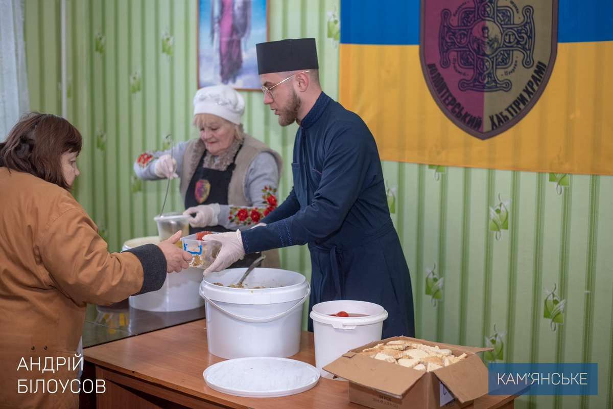 Люди получают психологическую и правовую помощь, посещают учебные курсы