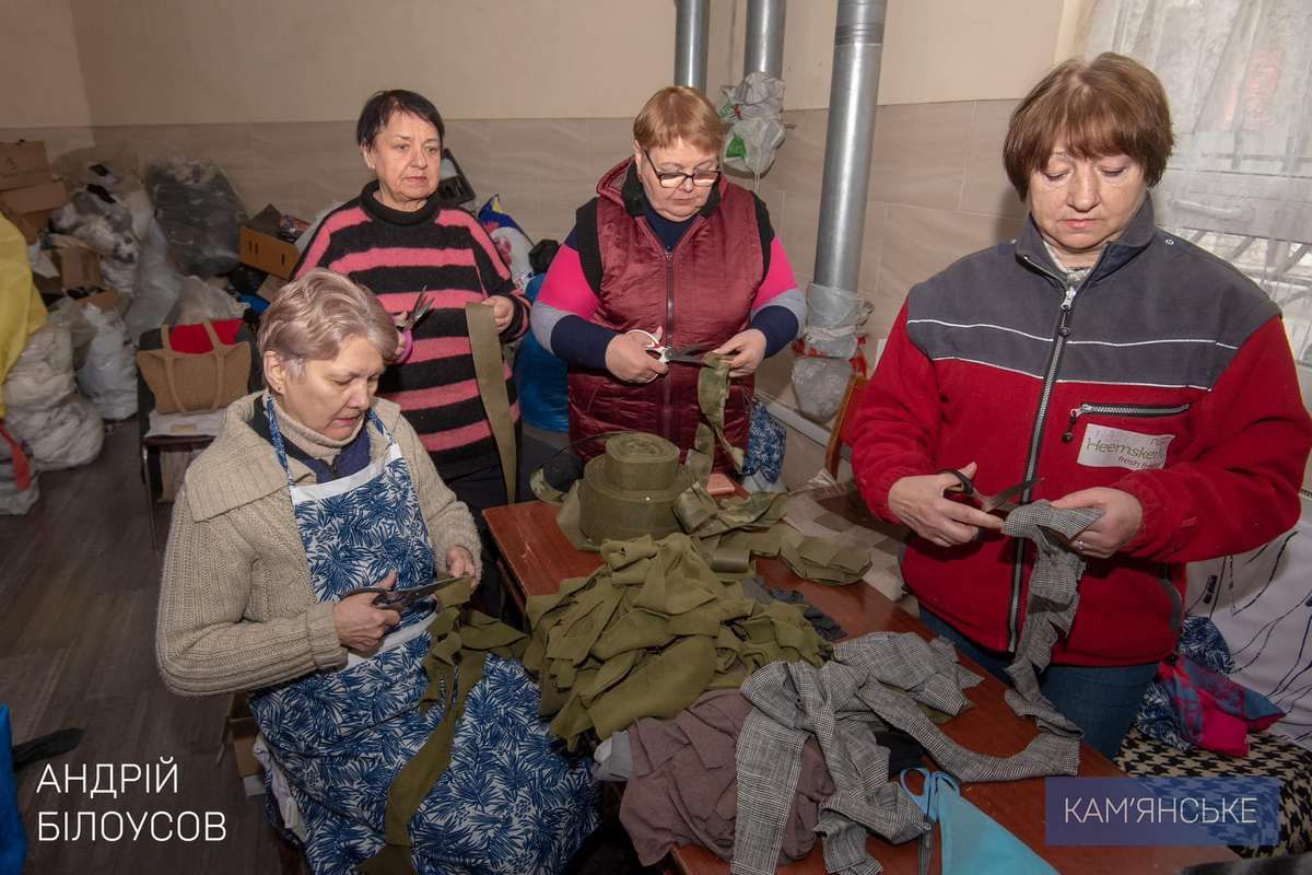 Волонтерам БФ передали три рулона специальных материалов для плетения маскировочных сеток