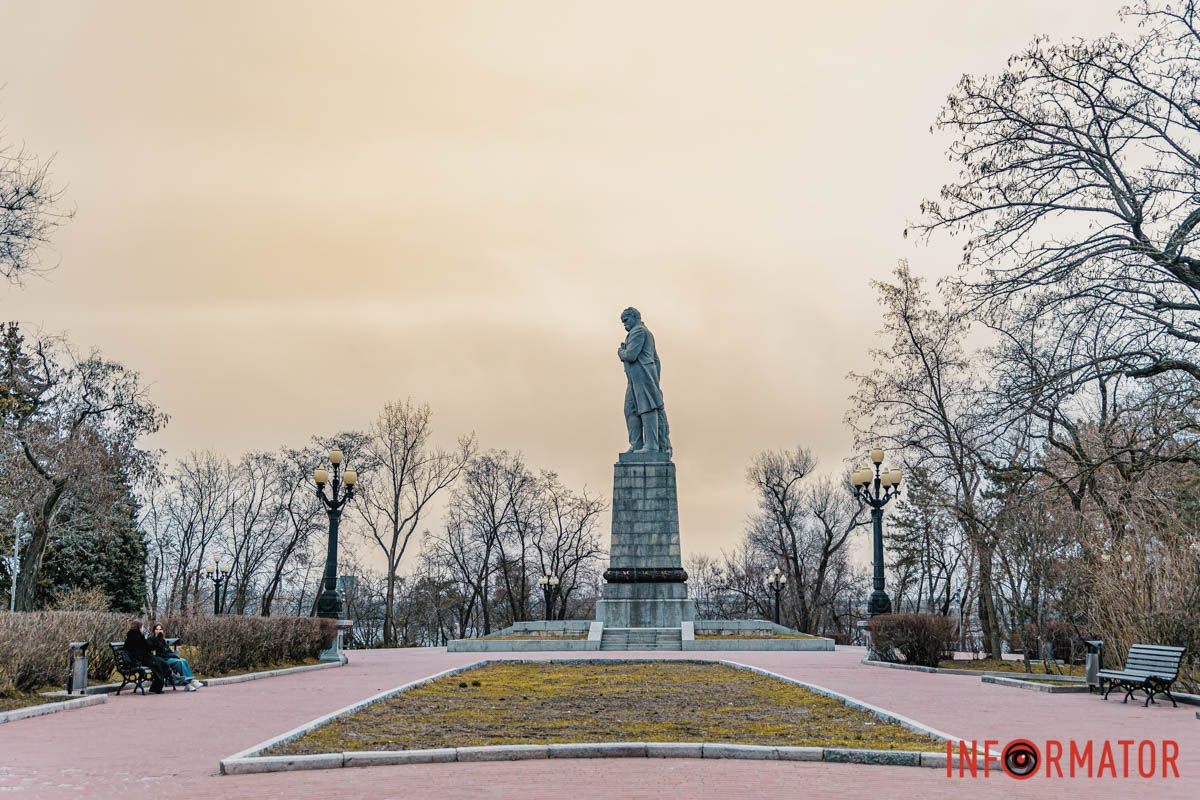 А ось 14 червня 2013 року почали відновлювати монументальну фігуру поета з декількох компонентів А ось 14 червня 2013 року почали відновлювати монументальну фігуру поета з декількох компонентів