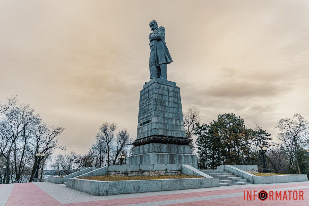 У 2012 році постамент відновили, наново укріпили присвячений текст з чавунних літер У 2012 році постамент відновили, наново укріпили присвячений текст з чавунних літер