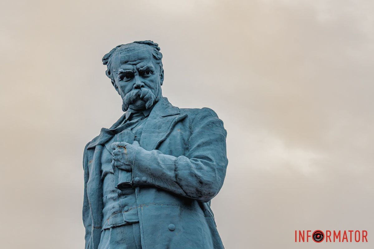 Згодом повністю розібрали й постамент Згодом повністю розібрали й постамент