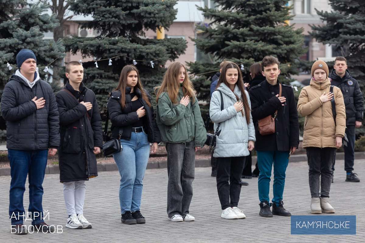 Люди собрались у мемориала погибшим воинам АТО/ООС Люди собрались у мемориала погибшим воинам АТО/ООС