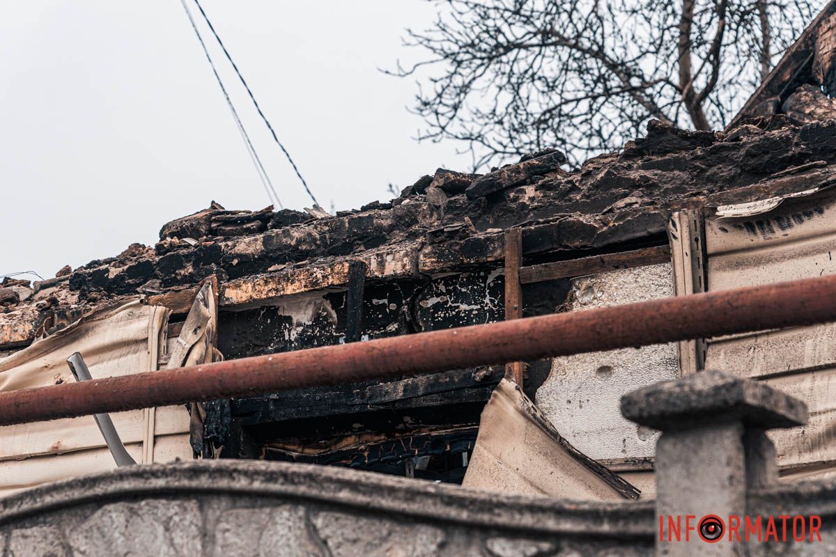 После чего загорелась крыша дома