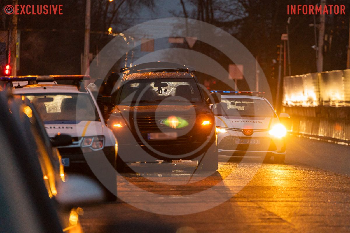 Патрульные остановили рядом с историческим музеем автомобиль Lexus LX 570