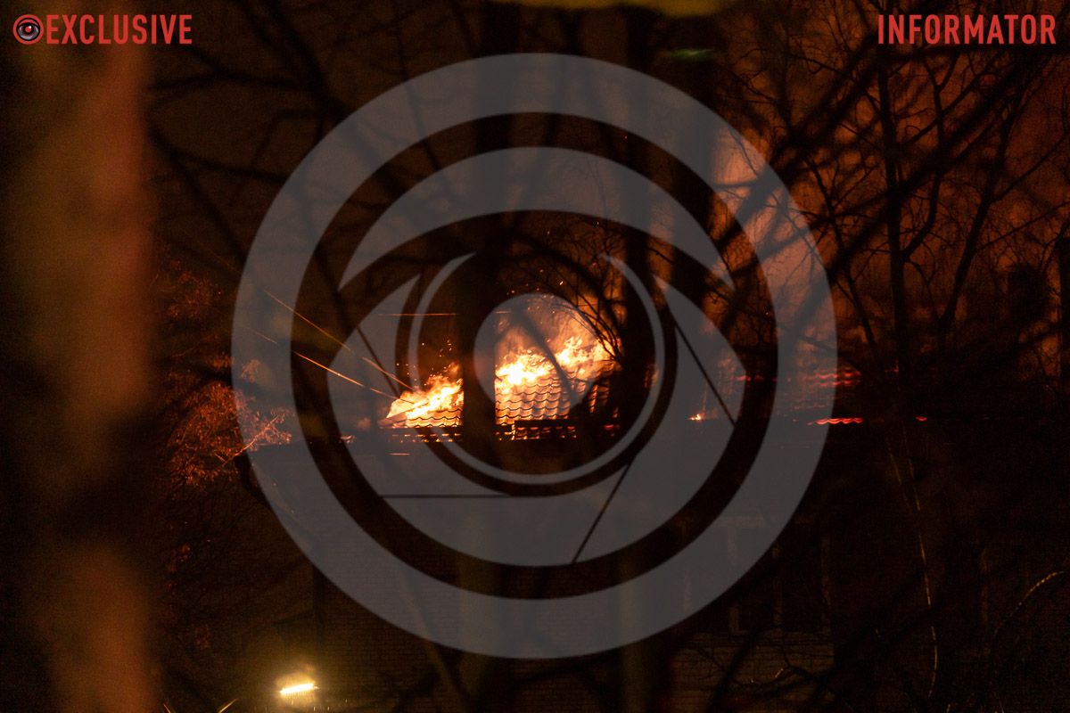 Огонь распространился по всей крыше дома