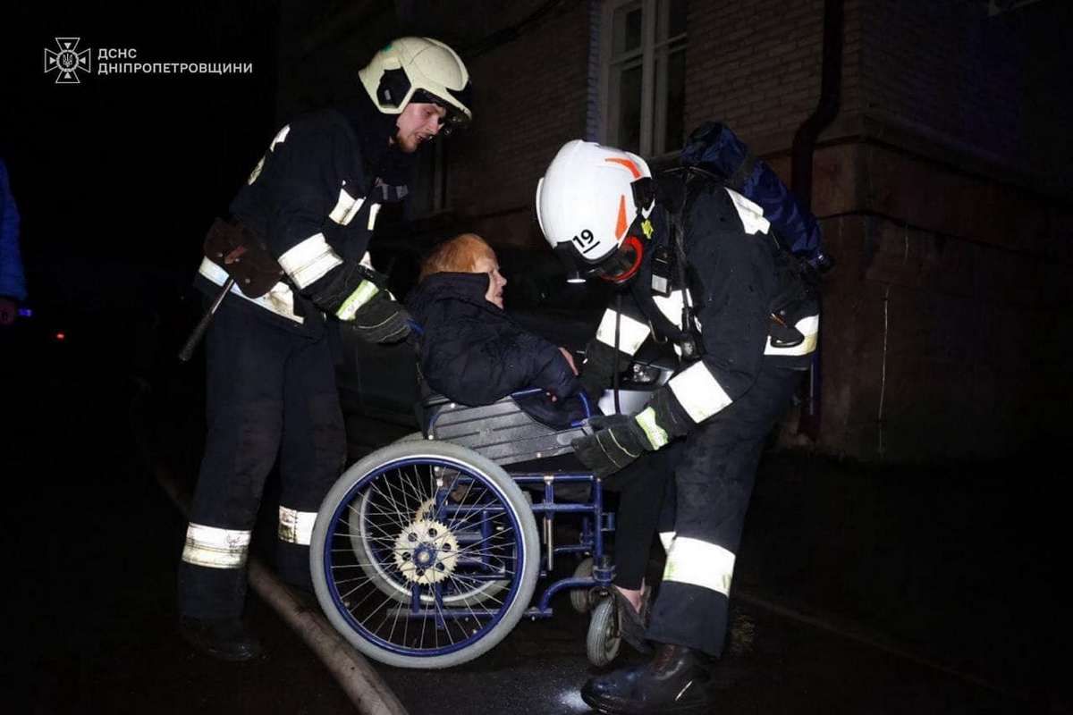 З квартир на четвертому поверсі будинку надзвичайники врятували 3 людей З квартир на четвертому поверсі будинку надзвичайники врятували 3 людей