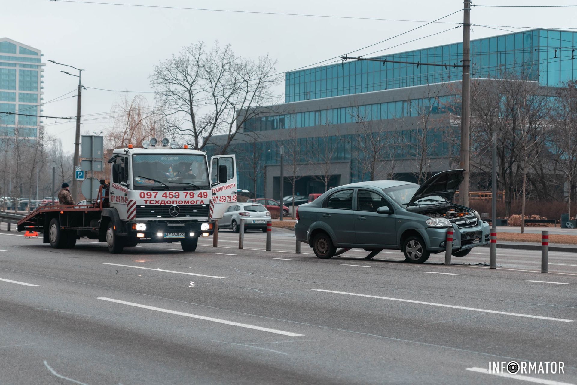 По состоянию на 10:00 на место происшествия прибыл эвакуатор