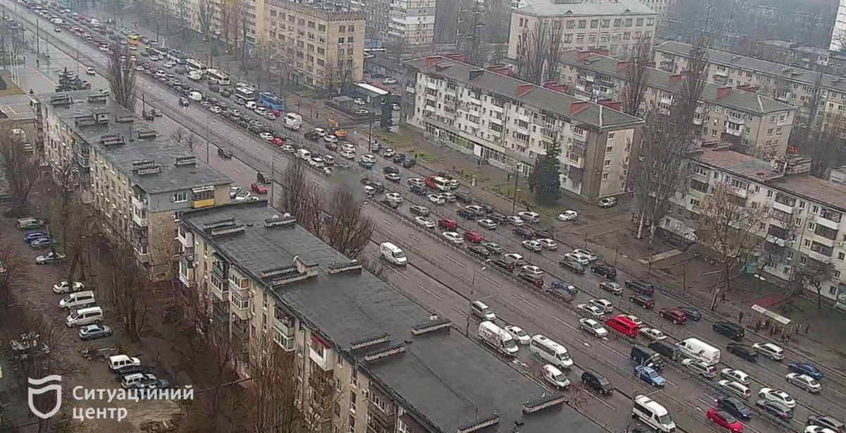 Рух Слобожанським проспектом в напрямку мосту паралізовано Рух Слобожанським проспектом в напрямку мосту паралізовано