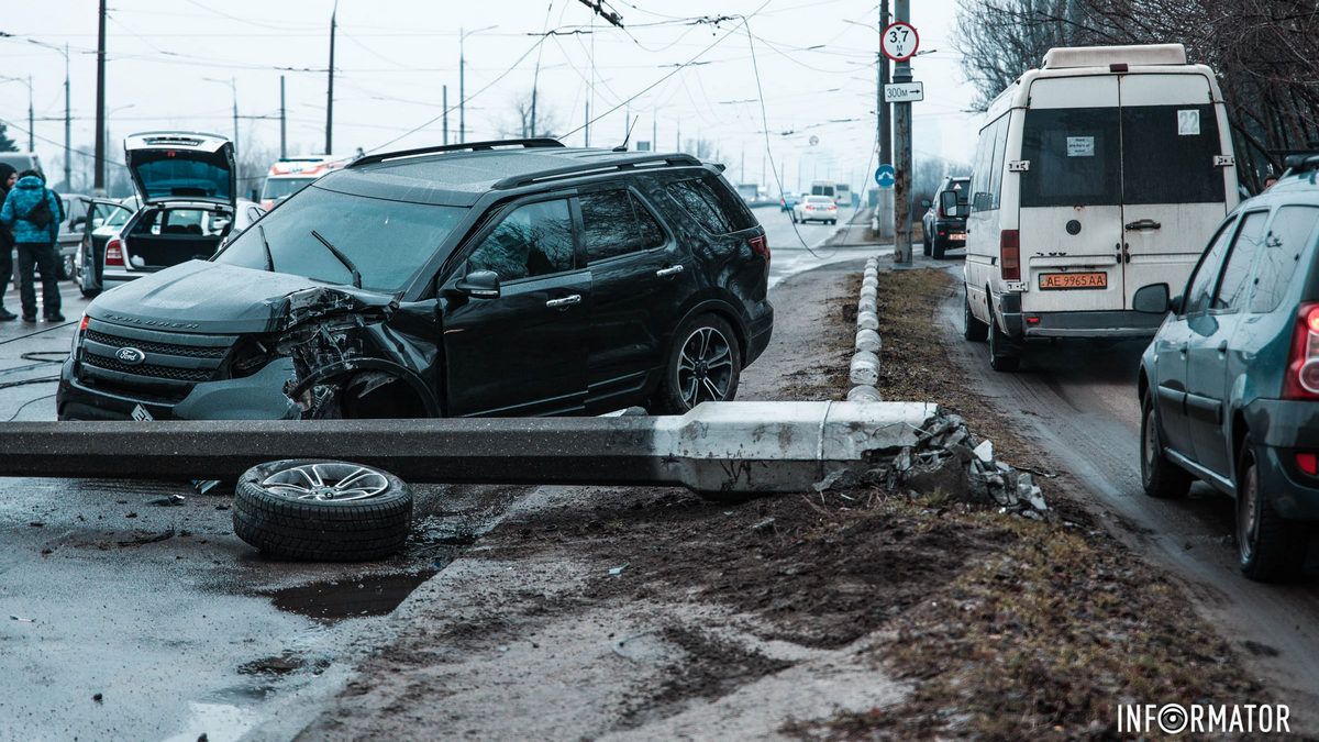 У Дніпрі на заїзді на Новий міст біля АЗС "ОККО" зіткнулись Ford та Honda: водія шпиталізували, місто застигло у заторах, а авто їдуть по узбіччю