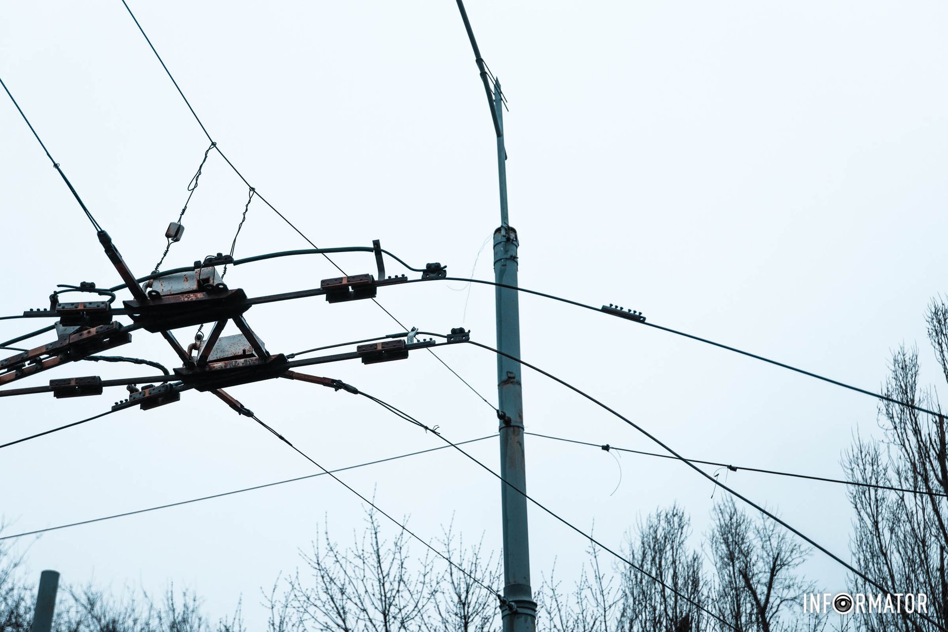 Опора контактной сети троллейбусов рухнула Опора контактной сети троллейбусов рухнула