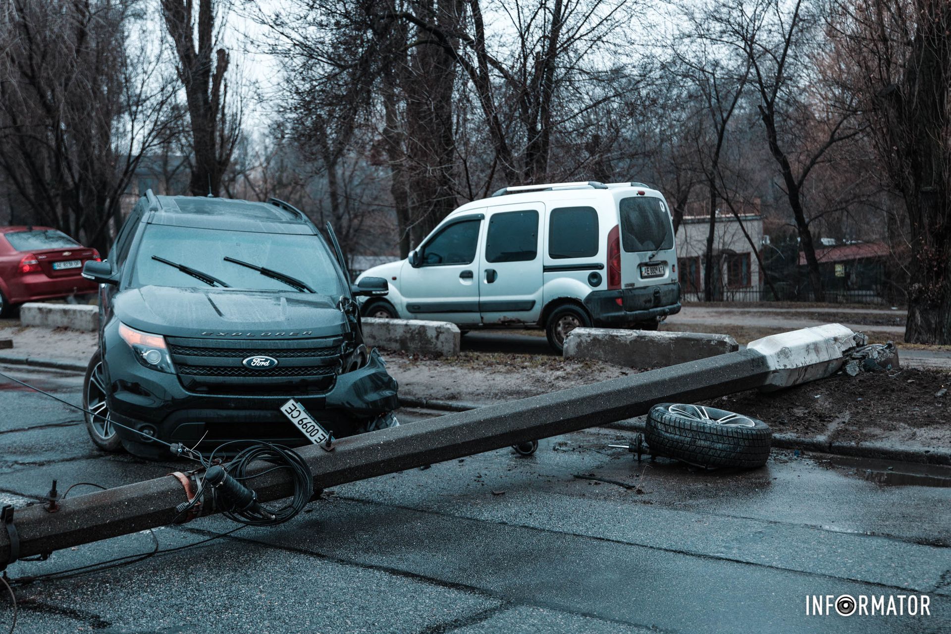 Водители едут по тротуару Водители едут по тротуару