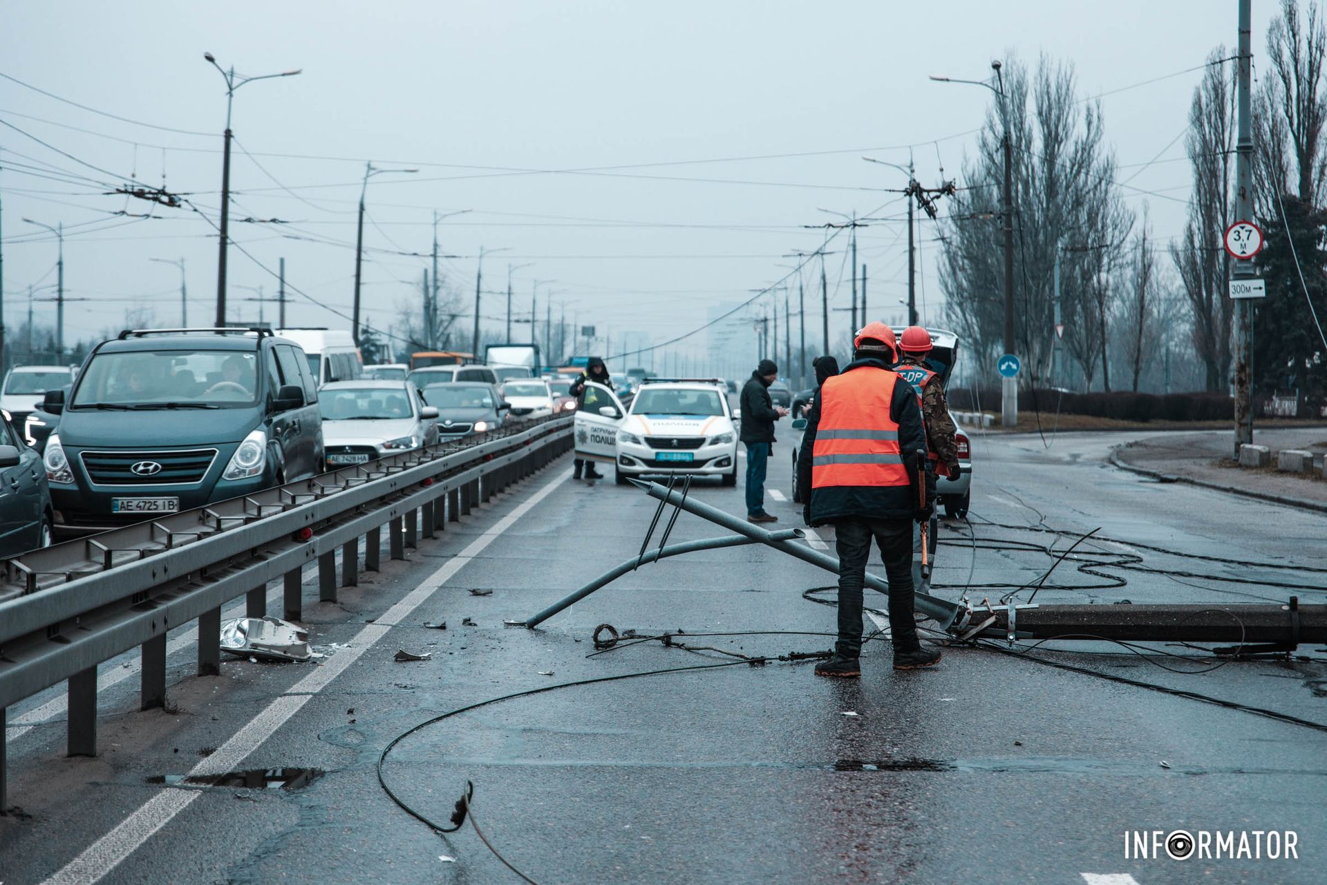 Проволоки лежат на дороге Проволоки лежат на дороге