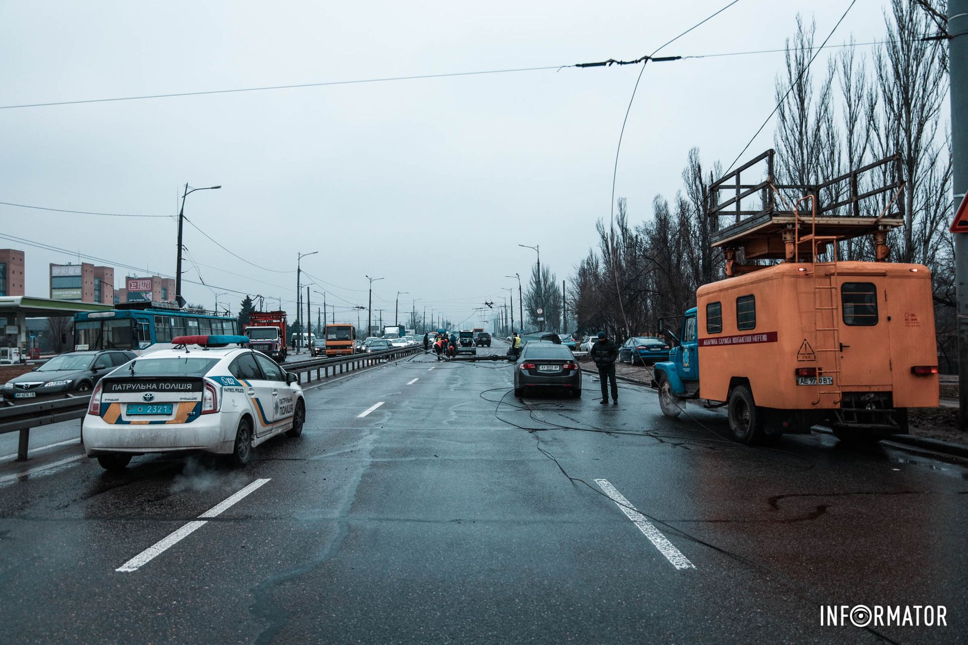 На месте ДТП также следят за безопасностью движения патрульные и работники ДРУП На месте ДТП также следят за безопасностью движения патрульные и работники ДРУП