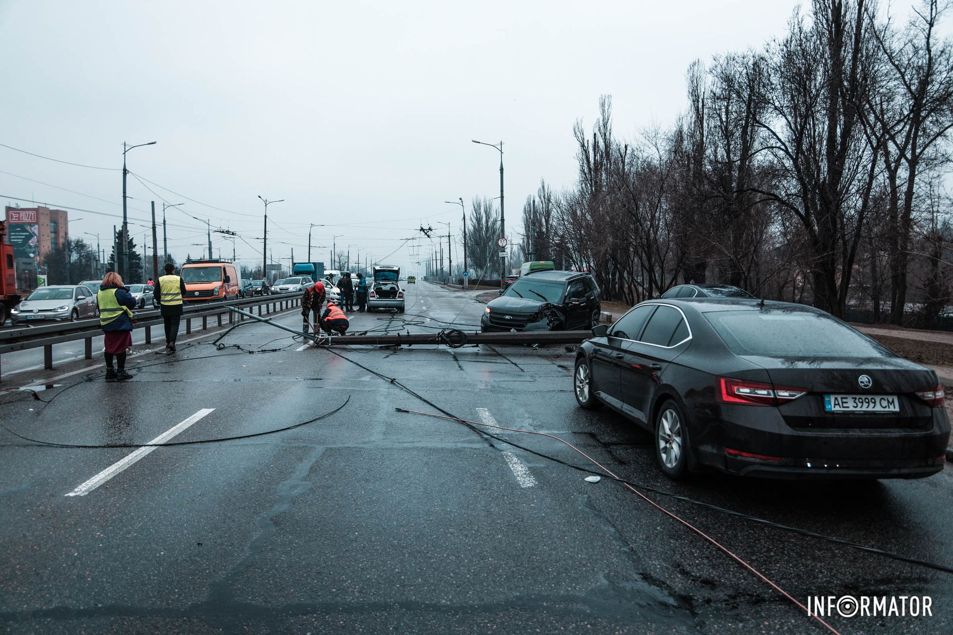 На дороге образовалась большая пробка в обоих направлениях На дороге образовалась большая пробка в обоих направлениях