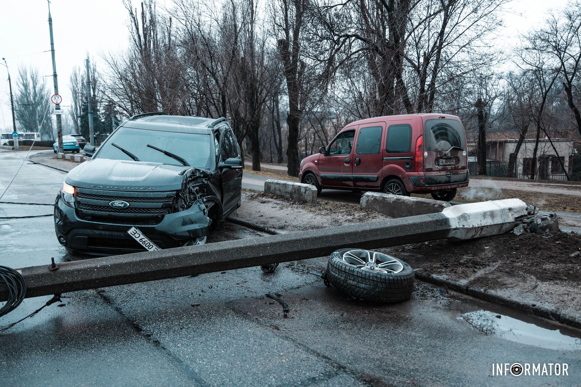 Столб лежит на дороге Столб лежит на дороге