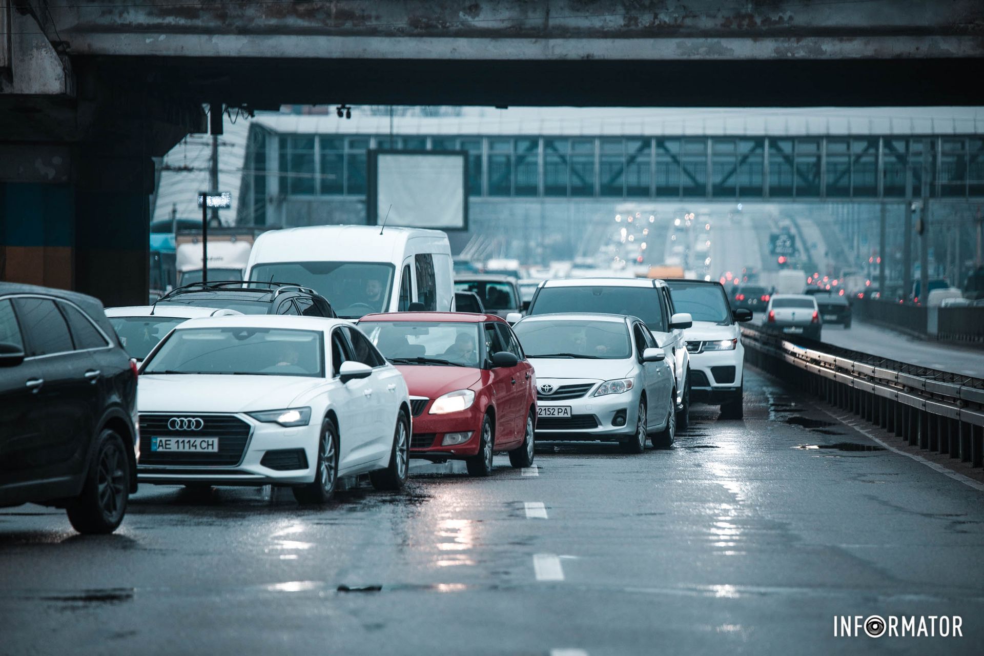 Затор со стороны Слобожанского проспекта Затор со стороны Слобожанского проспекта