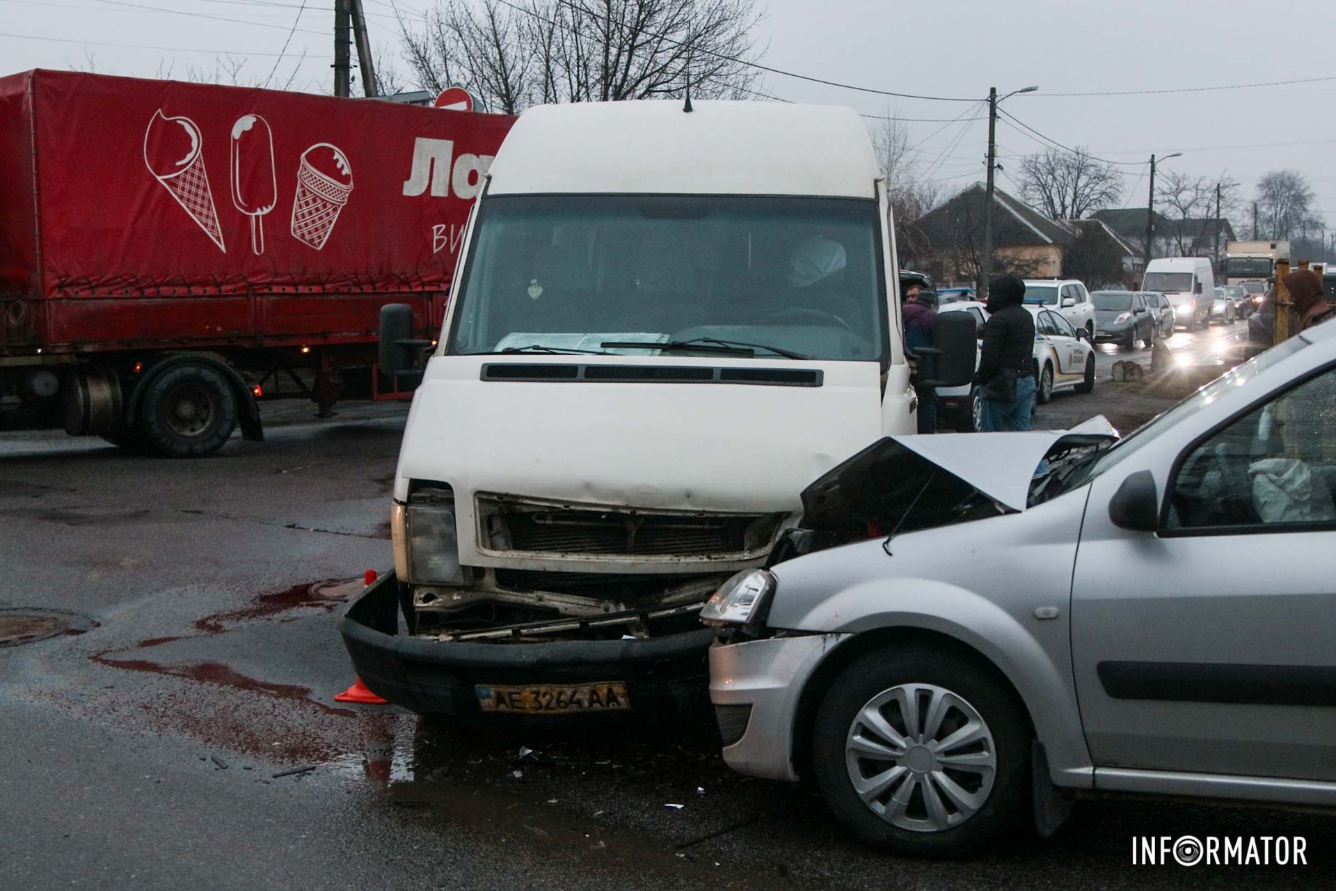 В Днепре на Отечественной Renault столкнулся с маршруткой №4