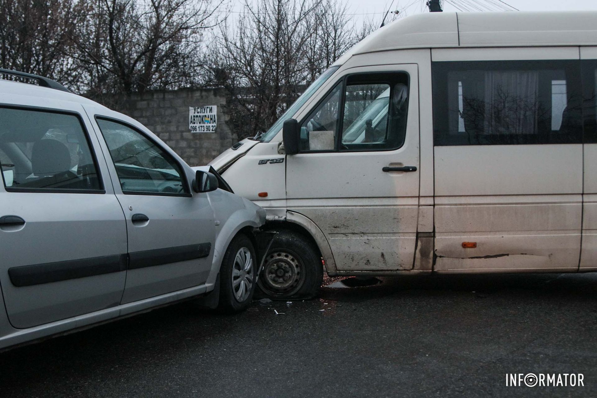 На дороге разлиты горюче-смазочные материалы