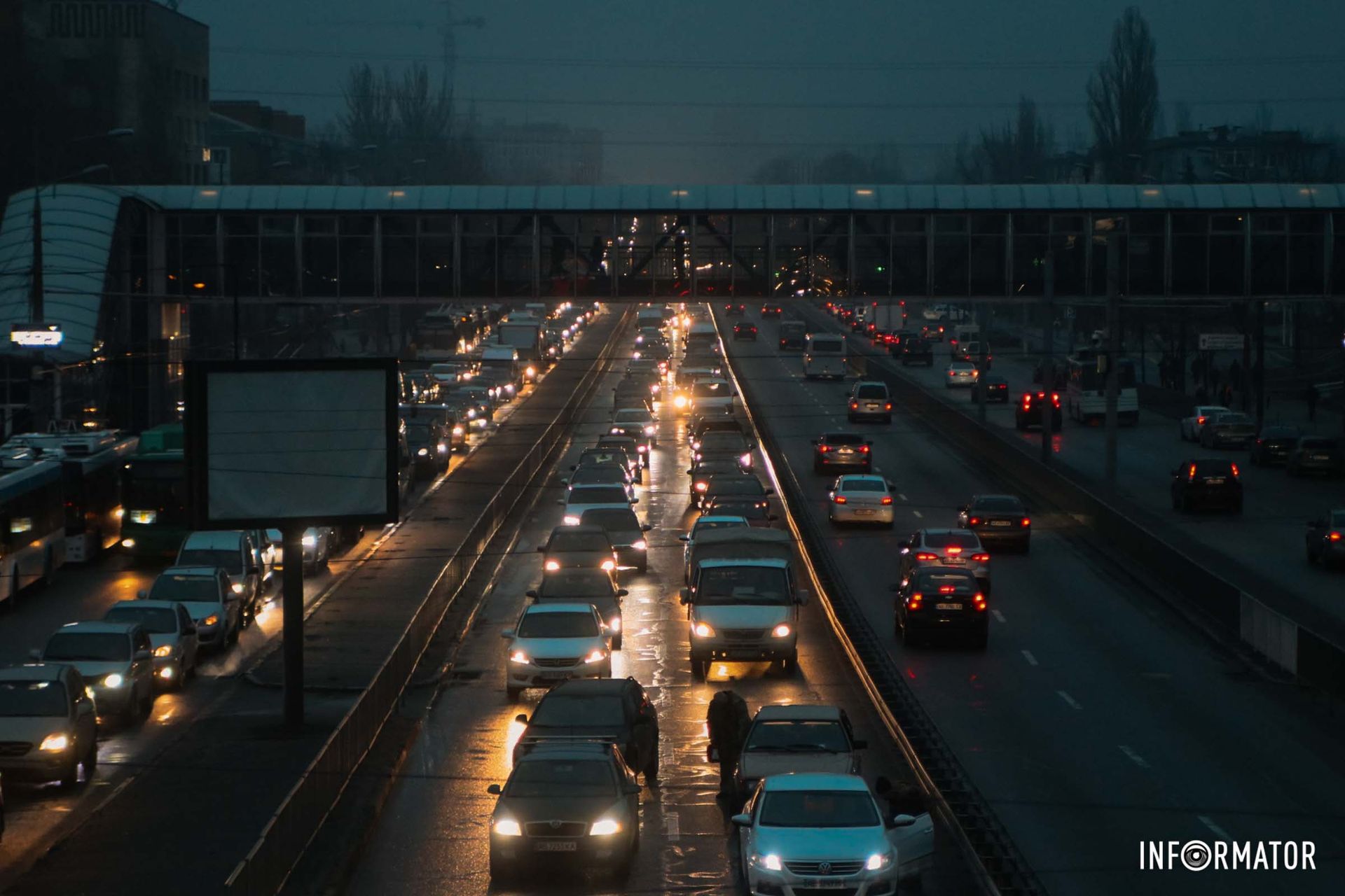 Також ускладнений рух на Січеславській Набережній і Набережній Перемоги Також ускладнений рух на Січеславській Набережній і Набережній Перемоги