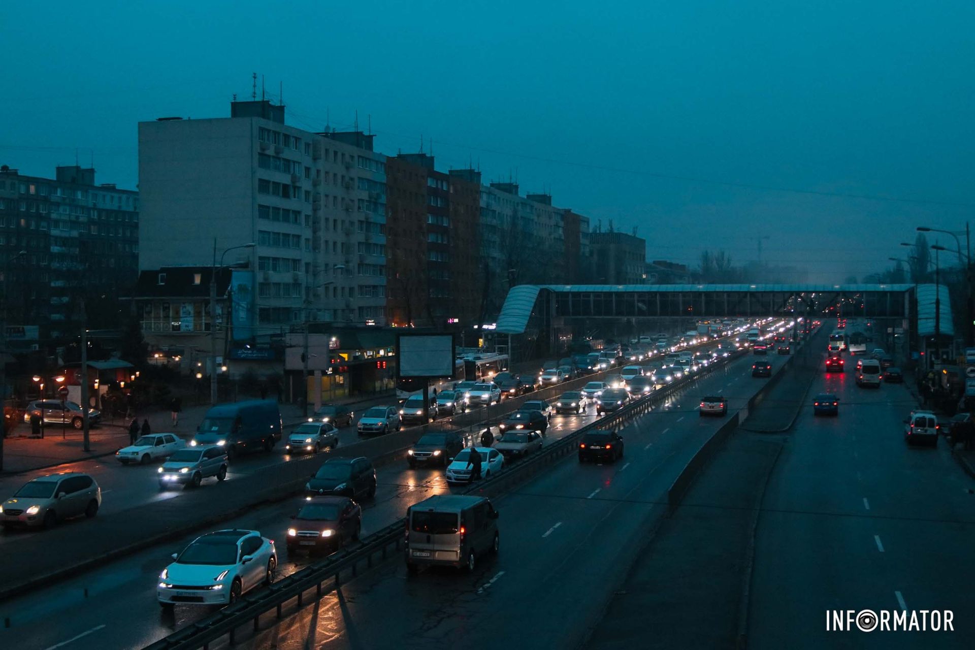 Зокрема, це через те, що через ДТП на заїзді на Центральний міст електроопора повністю заблокувала рух у бік центру Зокрема, це через те, що через ДТП на заїзді на Центральний міст електроопора повністю заблокувала рух у бік центру