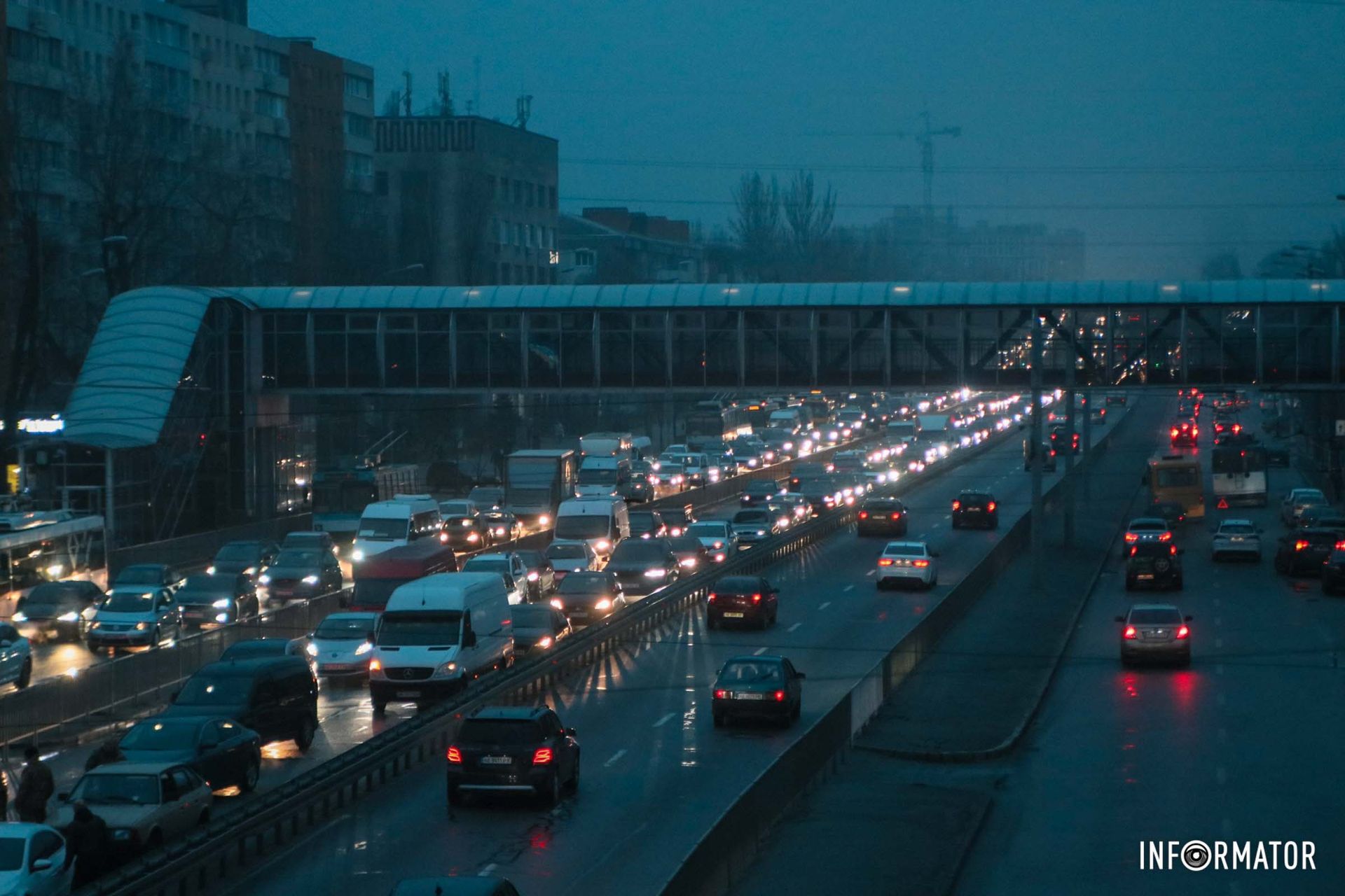 Комунальники працюють над відновленням контактної мережі Комунальники працюють над відновленням контактної мережі