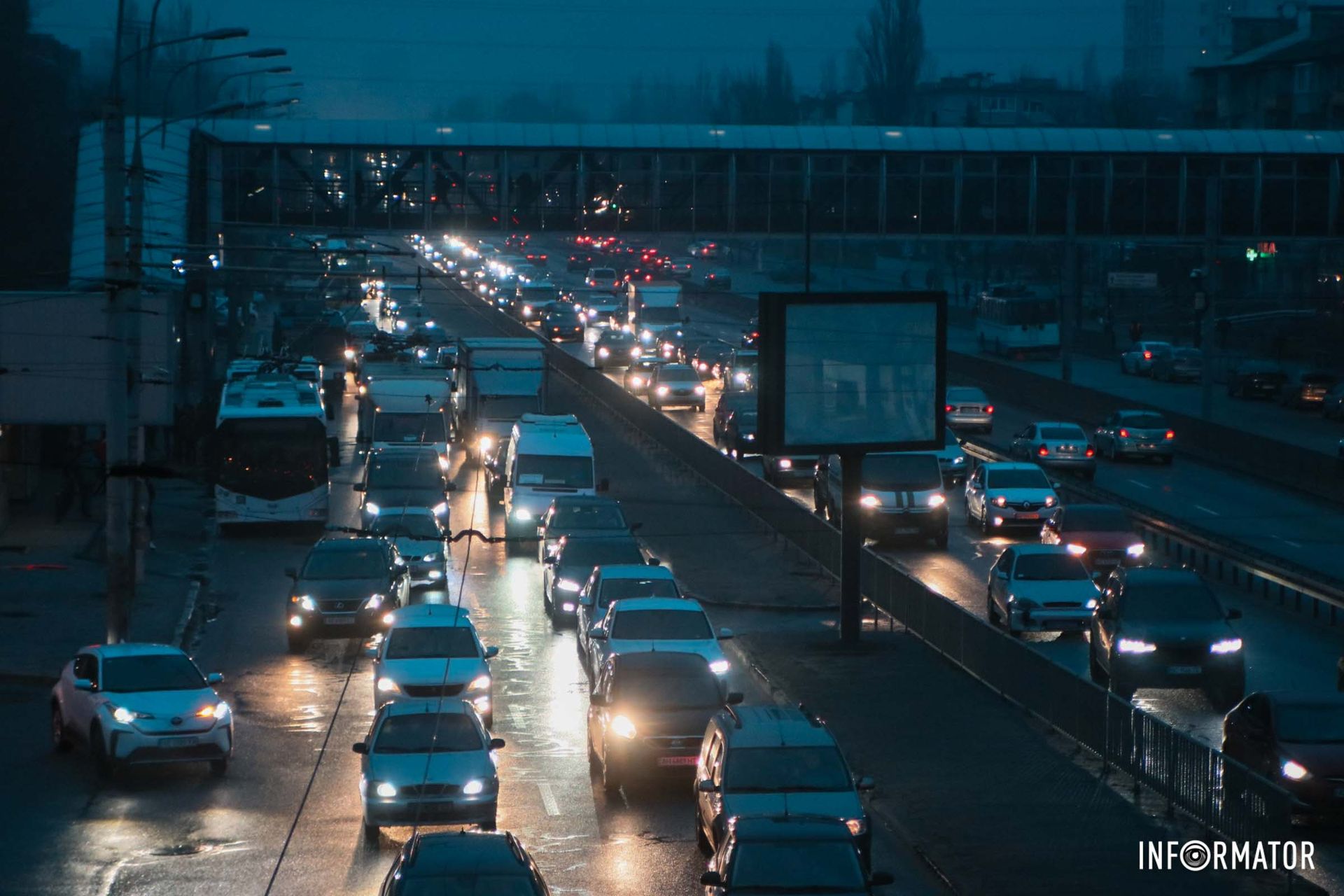 Через порив контактної мережі тролейбуси теж не курсують. Через порив контактної мережі тролейбуси теж не курсують.