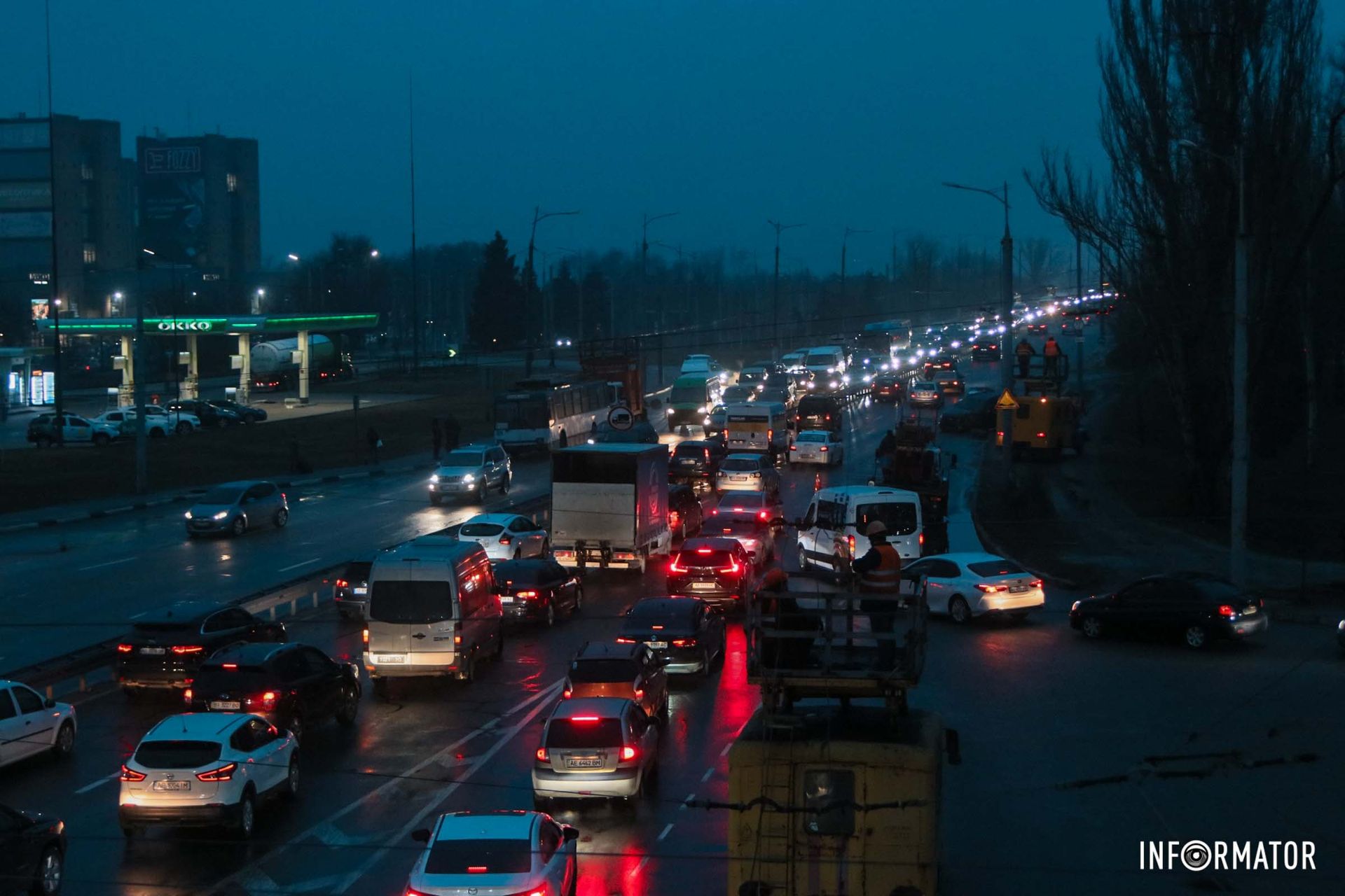 Також три тролейбуси за маршрутом №3 на автономному ході доїжджають до Старомостової площі Також три тролейбуси за маршрутом №3 на автономному ході доїжджають до Старомостової площі